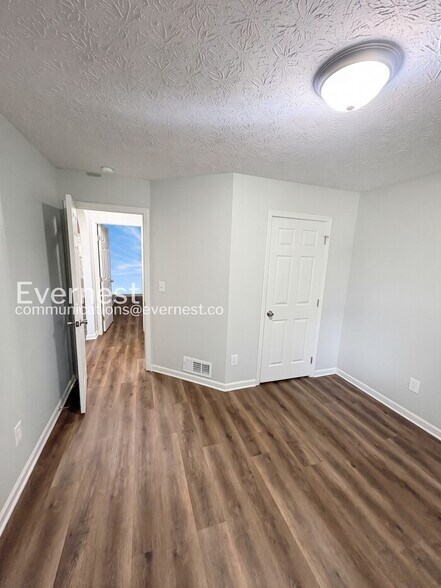 Building Photo - 908 Castle Ct