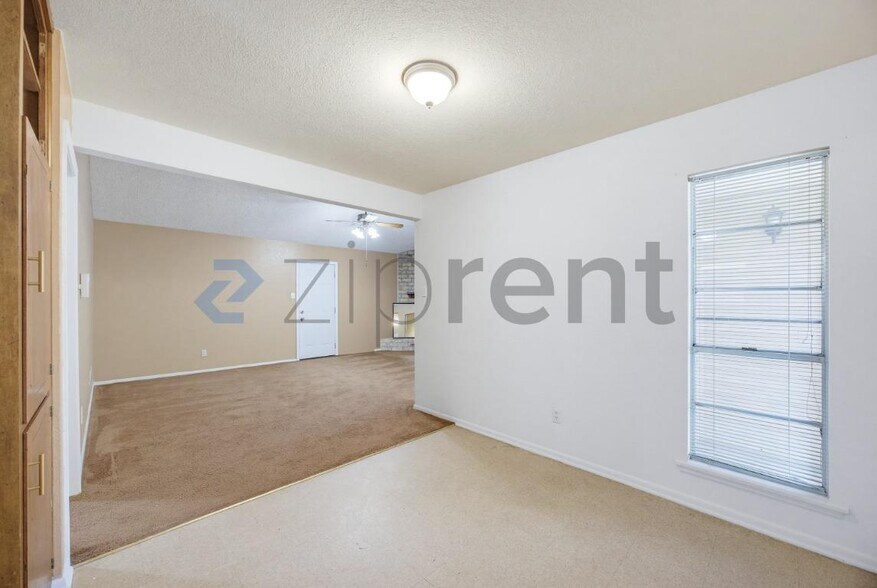 Building Photo - Unit