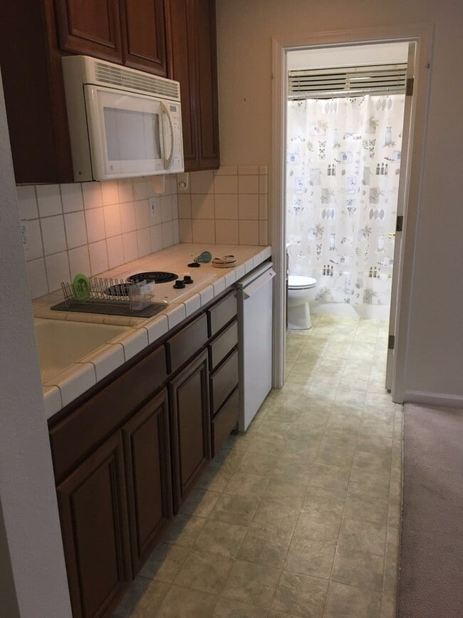 Building Photo - Rare Studio in North Turlock