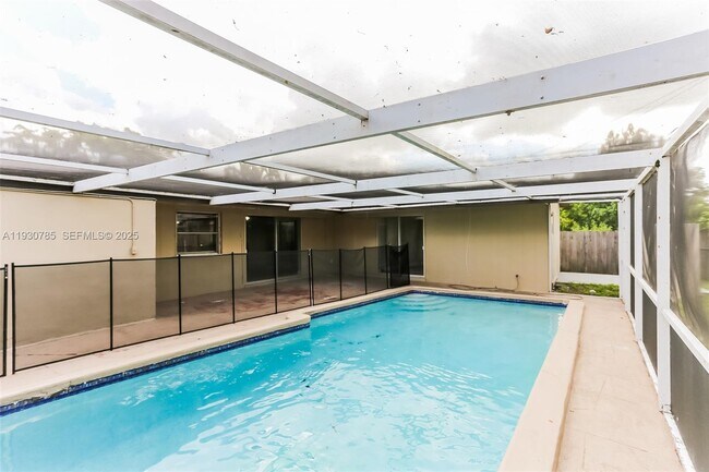 Building Photo - 7560 Venetian St