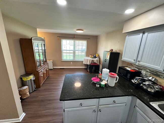 Building Photo - 41729 Broquet Dr