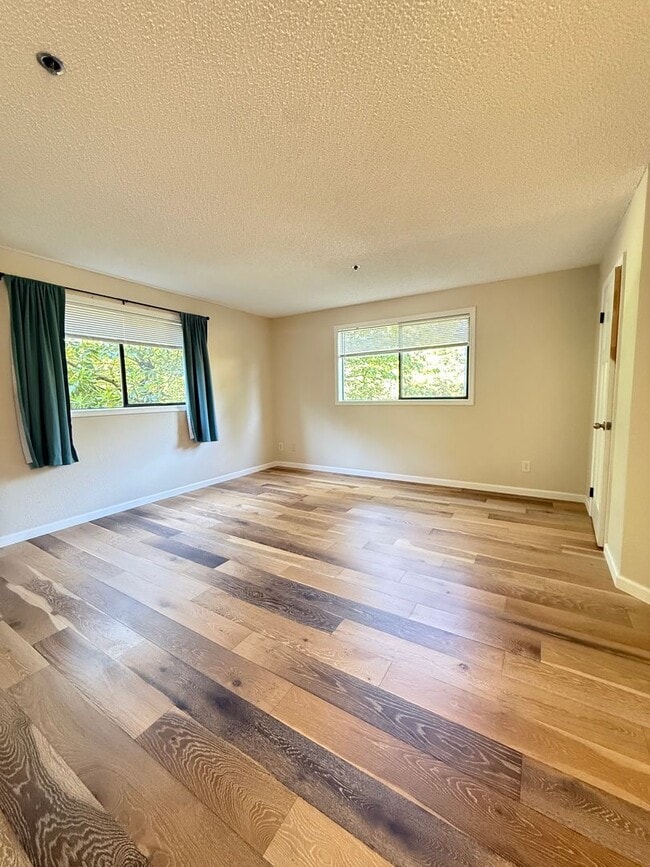 Building Photo - Well Maintained 2BD/2BTH Lynnwood Condo for Lease in Gated Community!
