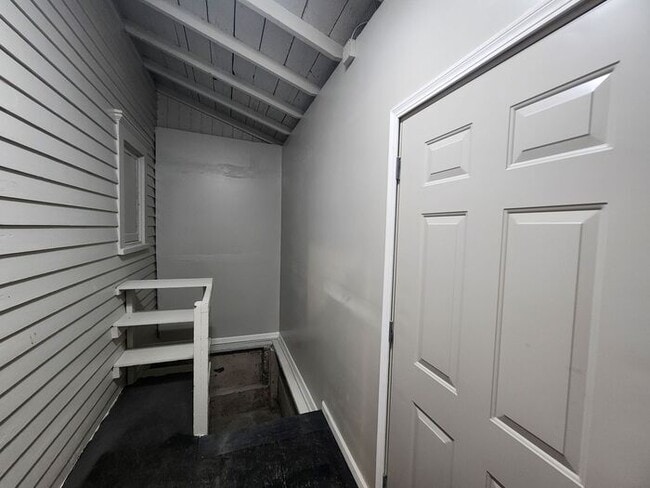 Building Photo - Spacious 2 Bedroom 1 Bath