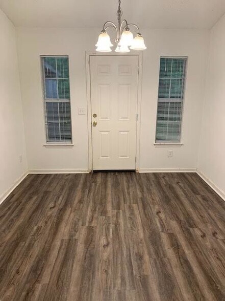 Building Photo - 2704 Bluff View Dr
