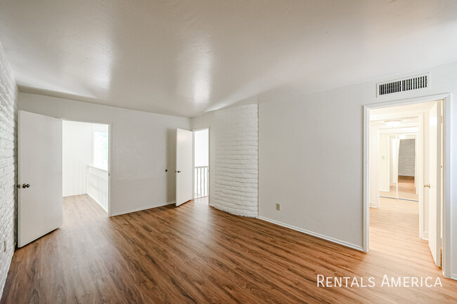 Building Photo - 4824 N Woodmere Fairway