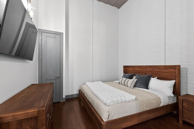 Building Photo - 21 E 15th St