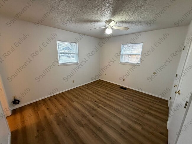 Building Photo - Cute 3 bedroom 2 bath brick home.