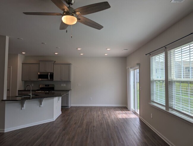 Building Photo - Move-in ready Ranch Style Home Located in ...