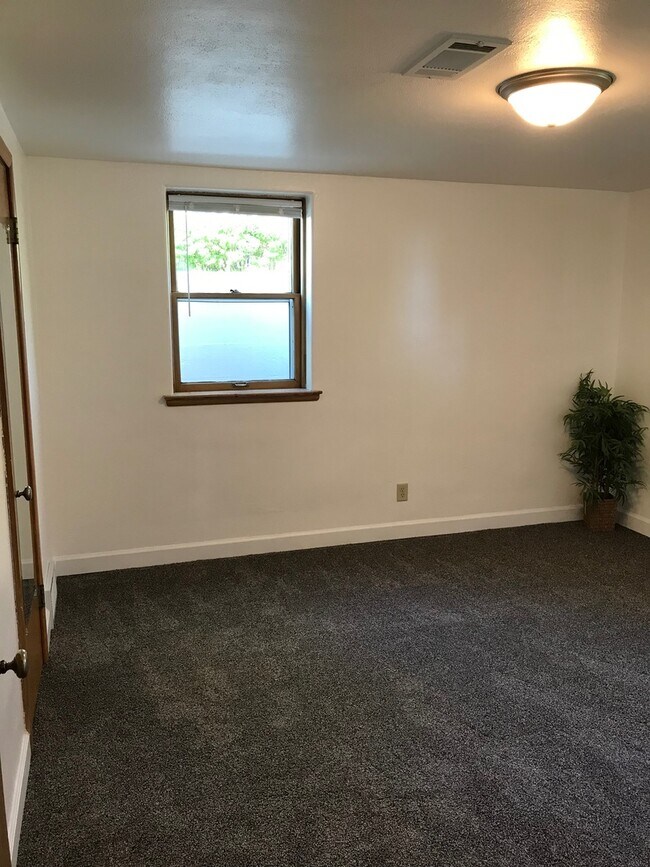 Building Photo - Spacious 1 Bedroom Apartment Near Downtown Sioux Falls!!