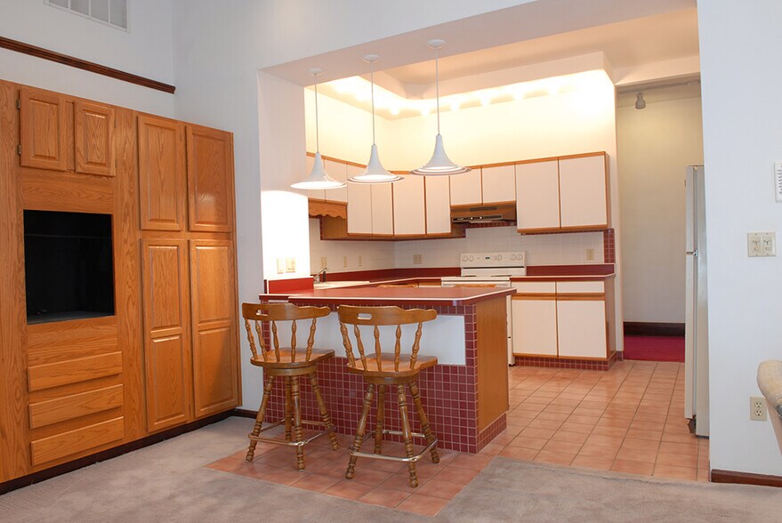 Building Photo - 2959 Deckebach Ave