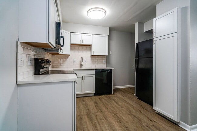 Building Photo - 656 Riverview Dr