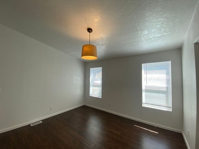 Building Photo - Cute and Cozy Home in SW Bend, Large, full...