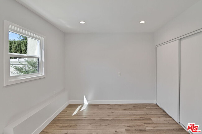 Building Photo - 2383 Panorama Terrace