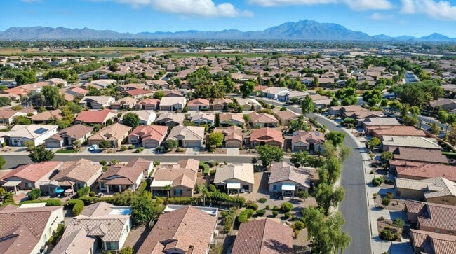 Building Photo - Fully Remodeled 2BR + Den in Trilogy at Po...