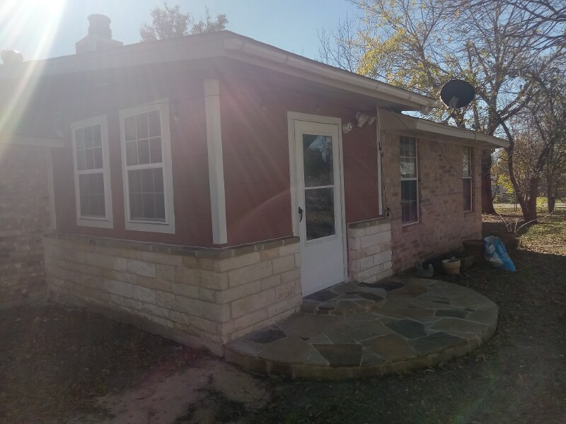 Building Photo - 703 E 10th St