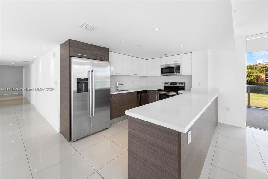 Building Photo - 9901 E Bay Harbor Dr