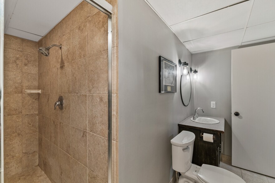 Building Photo - 4606 S 184th Plz