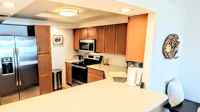 Building Photo - DOWNTOWN FURNISHED 2/2