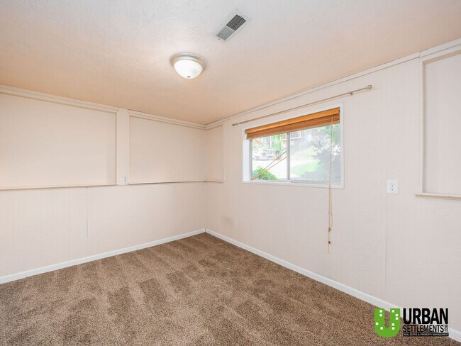 Building Photo - 4 bedroom 2 bath room house for rent in So...