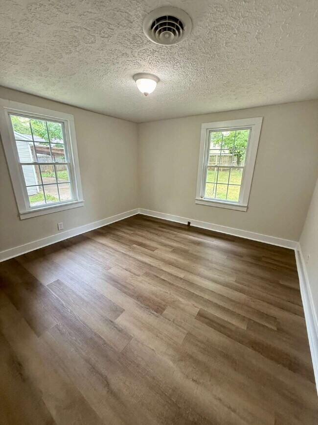 Building Photo - 3 Bedroom / 1 Bathroom Home in Russellville