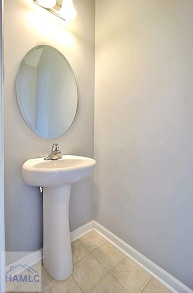 Building Photo - 7 Upland Ct