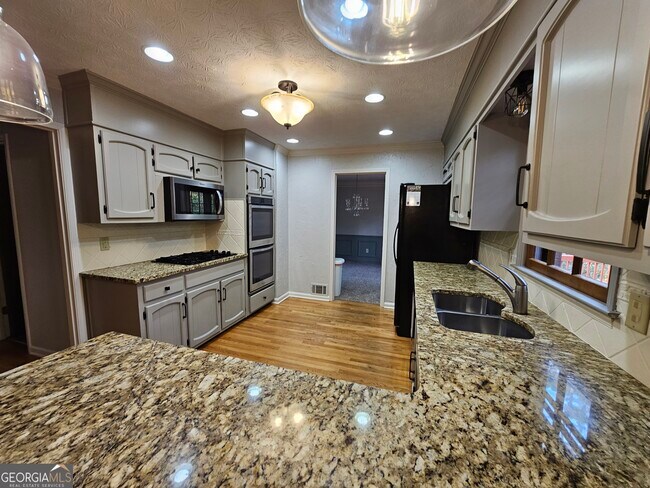 Building Photo - 5525 Wedgewood Ct SW