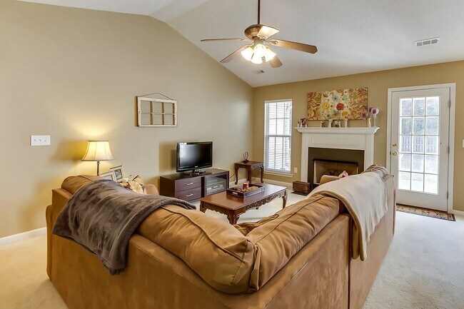 Building Photo - The perfect 3 bed, 2 bath home located in ...
