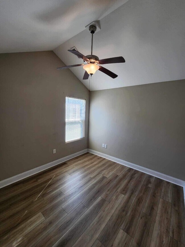 Building Photo - 215 Leadoff Dr