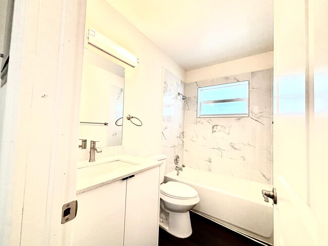 Building Photo - 491 W Camino