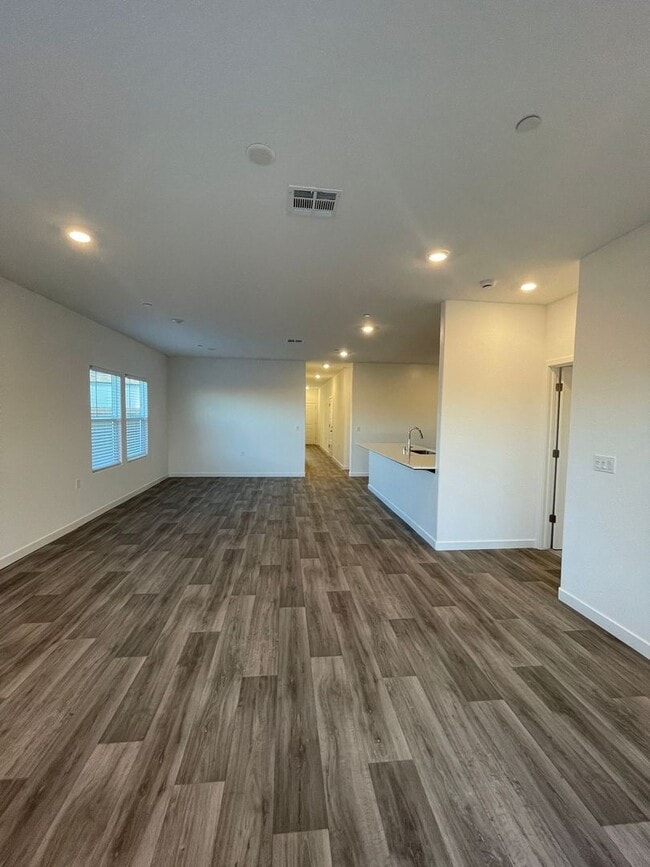 Building Photo - Modern Luxury Living in Madera!