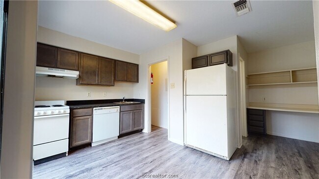 Building Photo - 725 Peppertree Dr