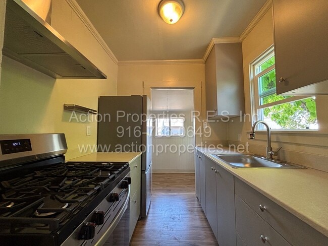 Building Photo - Updated Cottage - Downtown Roseville - 1 B...