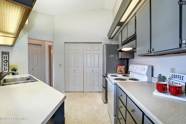 Building Photo - 4944 Summit Cir