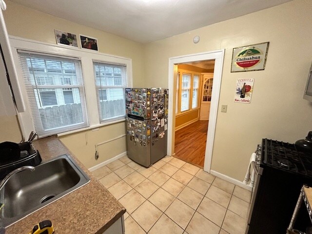 Kitchen - 2933 E Derbyshire Rd