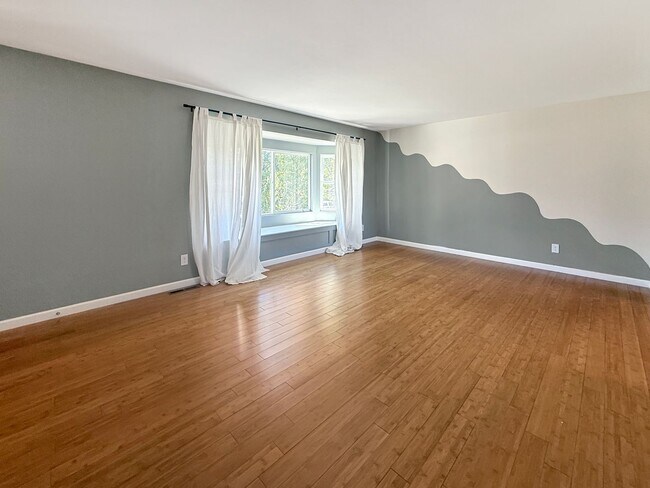 Building Photo - $0 DEPOSIT OPTION. SPACIOUS 5-BEDROOM CENT...