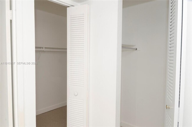 Building Photo - 100 Bayview Dr