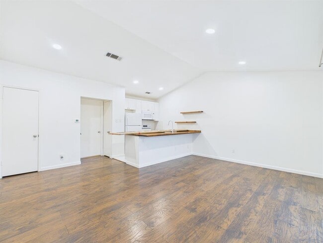 Building Photo - 1303 Hollow Creek Dr