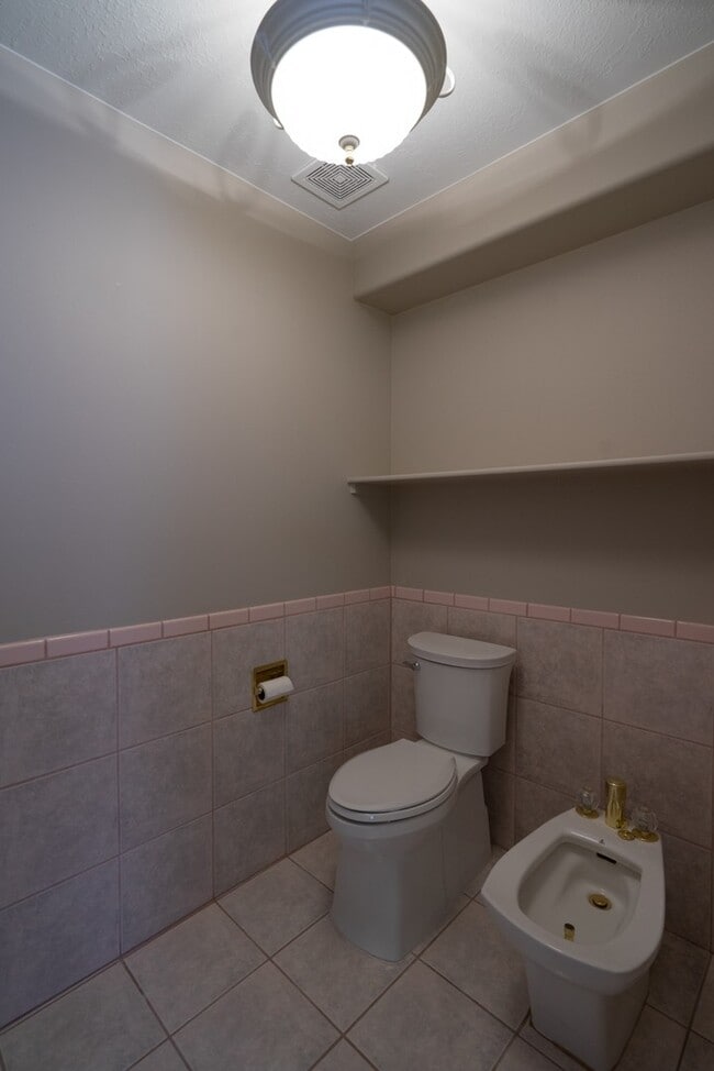 Building Photo - Spacious 6 Bedroom Home with a Balcony!
