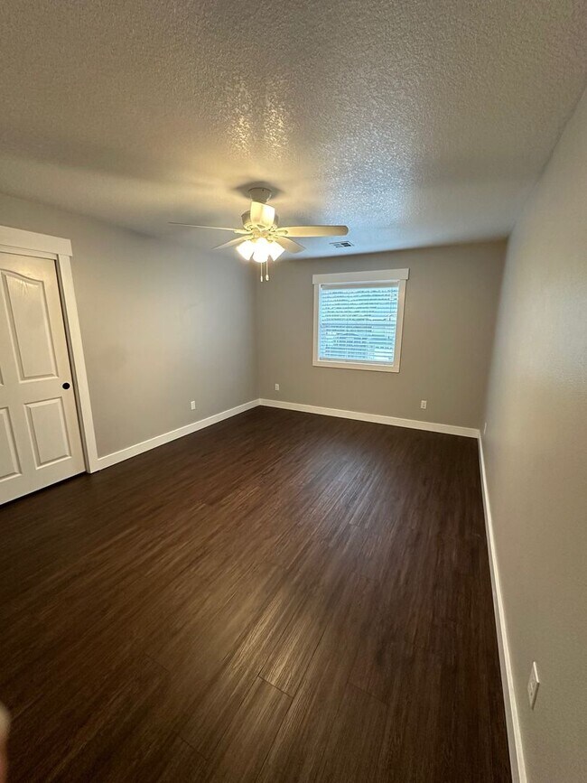 Building Photo - 4 Bedroom House Available in Hammond!