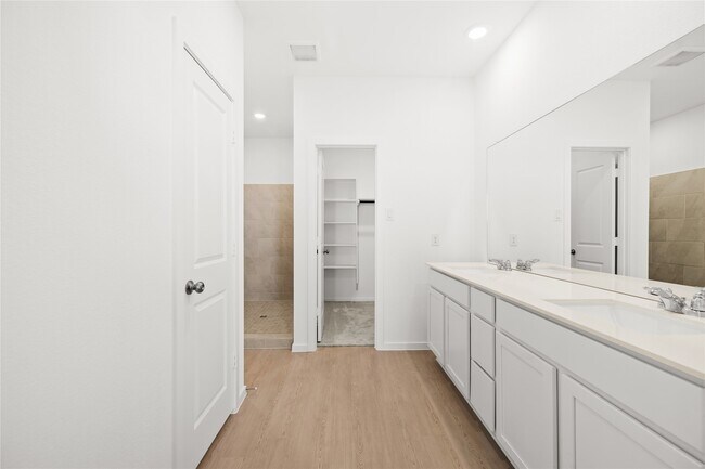 Building Photo - 823 Heaven Dr