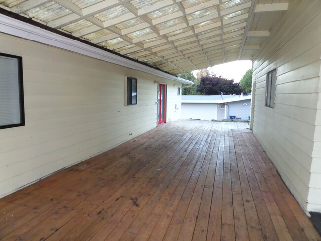 Building Photo - Wonderful & Updated 3-Bedroom Rambler in G...