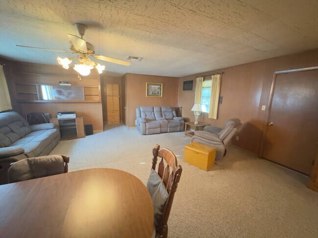 Building Photo - 705 Greenway Dr