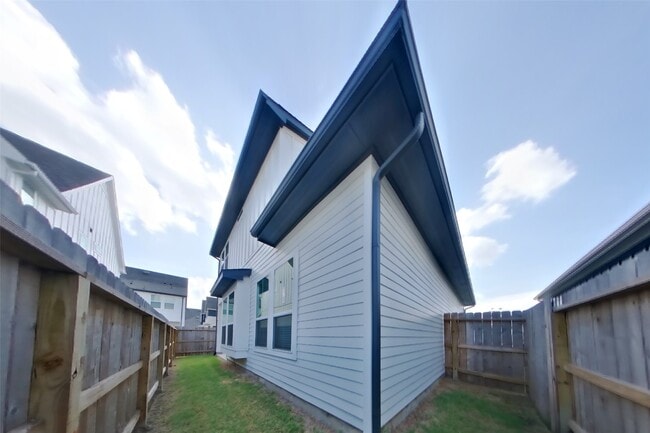Building Photo - 9835 Willow Creek Commerce Dr