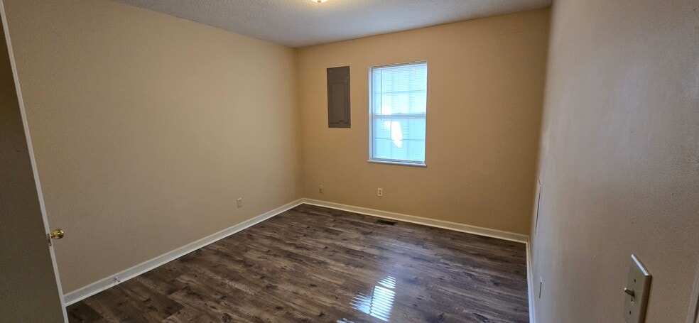 rear bedroom - 103 N Roosevelt St