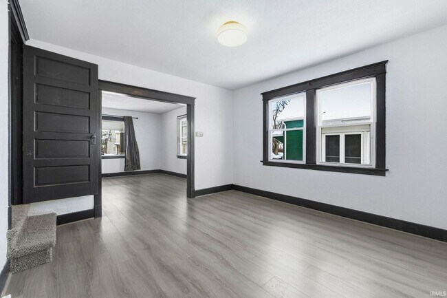 Building Photo - 3 bedroom available for immediate move i!