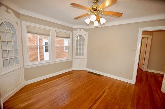 Building Photo - Pristine first floor unit!