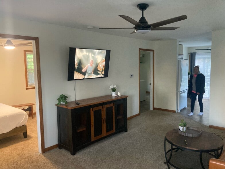 Building Photo - 990 Pine Rd