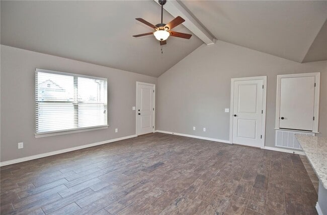 Building Photo - 310-D Commercial St