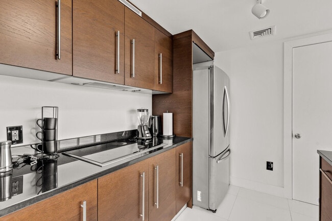 Building Photo - 631 Brickell Ave