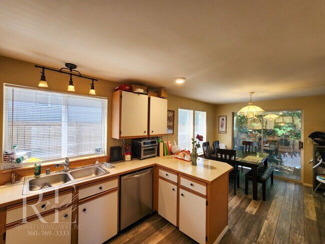 Building Photo - Inviting Vaulted 2-Story